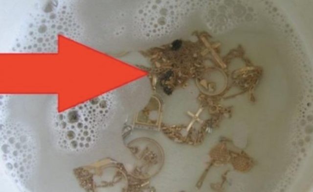 Ako najlepšie vyčistiť prstene a náušnice, aby žiarili ako nové? Stačí ich cez noc nechať vo vode s týmto korením