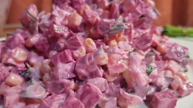 Salát z červené řepy se sýrem