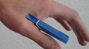 Toto mi poradila susedka, a naozaj to funguje! Pripnite si takto štipku a sledujte, čo sa po chvíli stane!