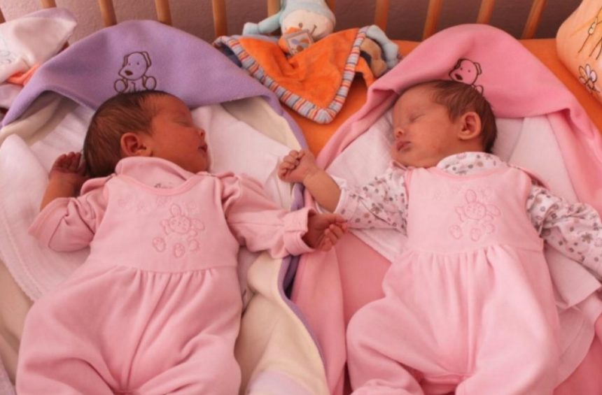 Spomínate si na dvojčatá, ktoré sa pri pôrode držali za ruky? Pozrite sa, ako vyzerajú dnes!