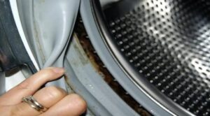 Ak vaše oblečenie po praní zapácha, nekupujte novú práčku – vyskúšajte tento trik!