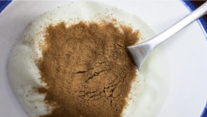 Jogurt, skořice a kardamom