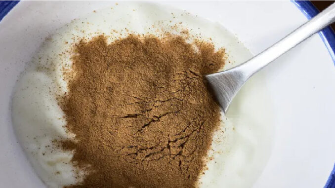 Jogurt, skořice a kardamom