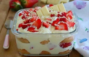 Tiramisu s jahodami a bielou čokoládou: osviežujúci letný dezert plný jemnosti