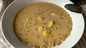 Poctivá šošovicová polievka, ktorá zasýti i zahreje – hotová rýchlo a bez zbytočnej námahy