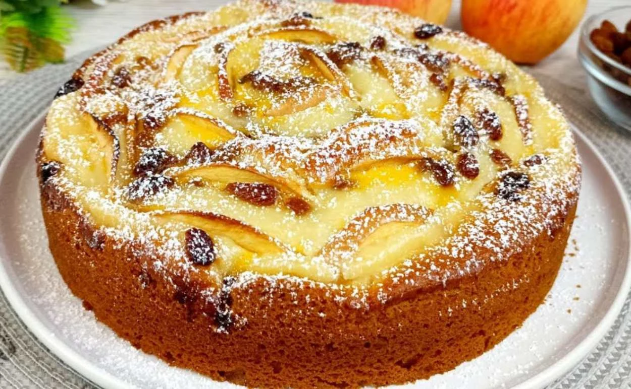 jablečný koláč s rozinkami