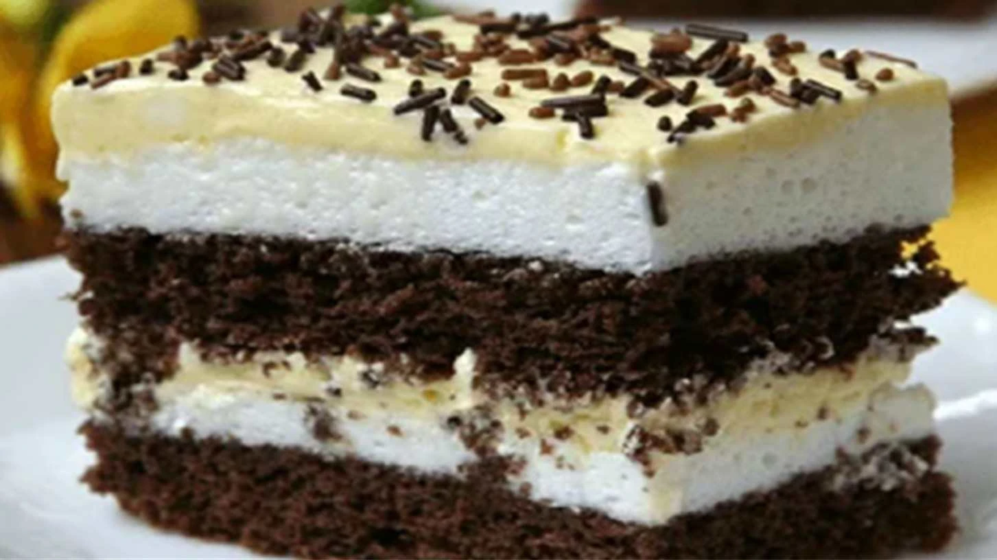 Trojbarevný zákusek