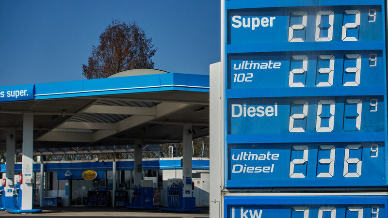 Liter nafty stojí výrobcu 1,22 eura, vy platíte takmer dve: kde sa stratí zvyšok?! Rozklad ceny vás prekvapí!