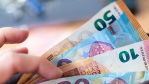 Sociálna poisťovňa mení výšku dávok: niektoré rodiny dostanú až 2 500 eur, iné 500! Ktorých štyroch dávok sa zmeny týkajú a čo si musíte skontrolovať?